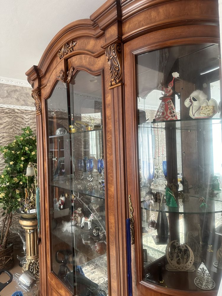 Продам шкаф-витрину