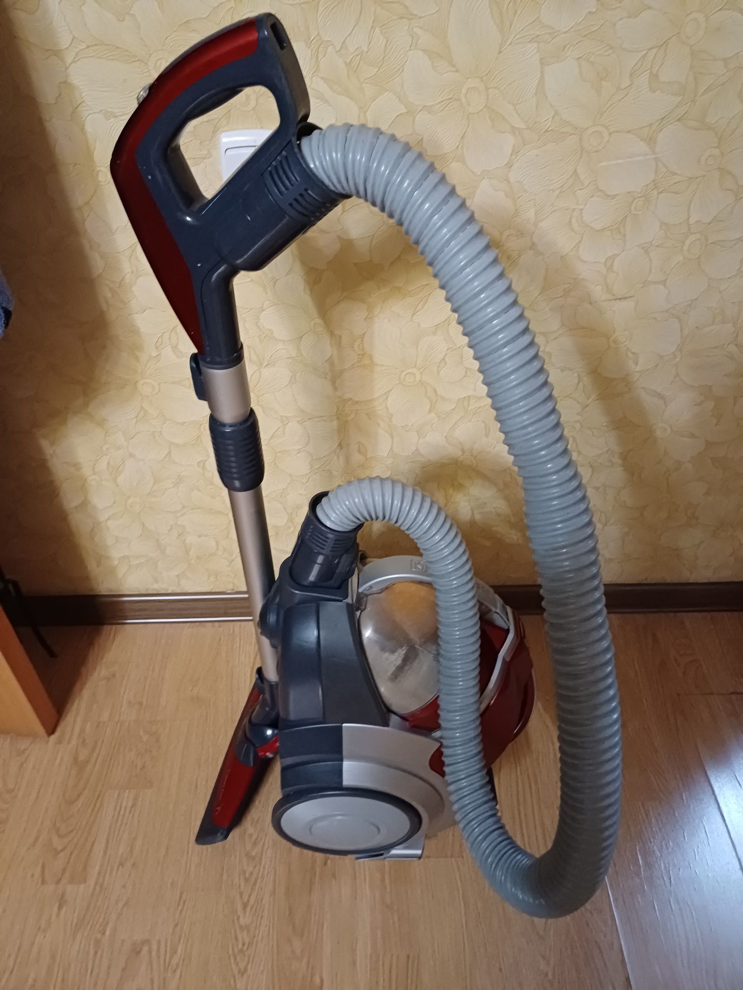 Пылесос LG 2000 W