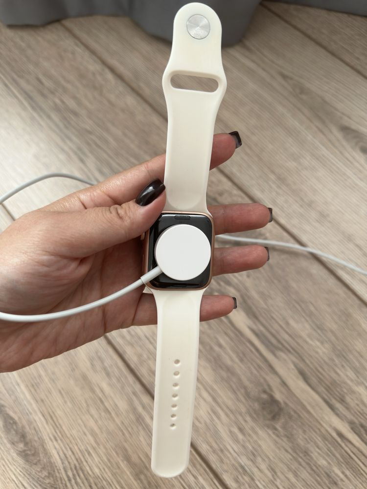 Продам Часы Apple Watch se в идеальном состоянии
