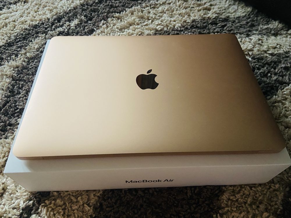 Продам MacBook Air м1, 8/256.