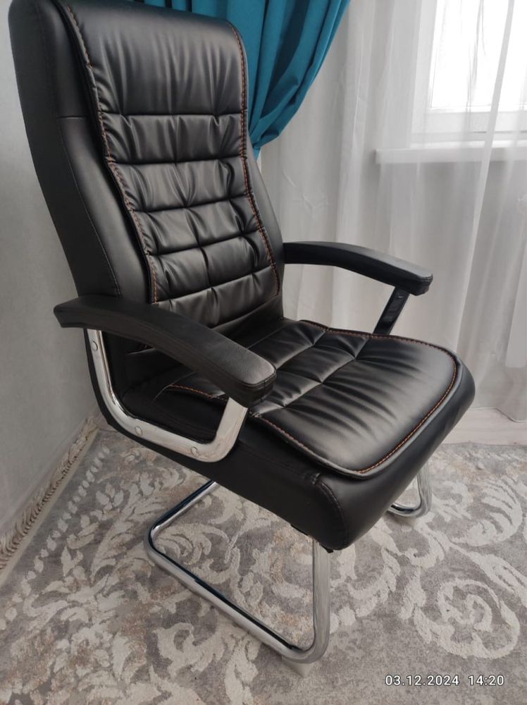 Продам кожанный офисный стул с высокой спинкой ( оригинал - ZETA )