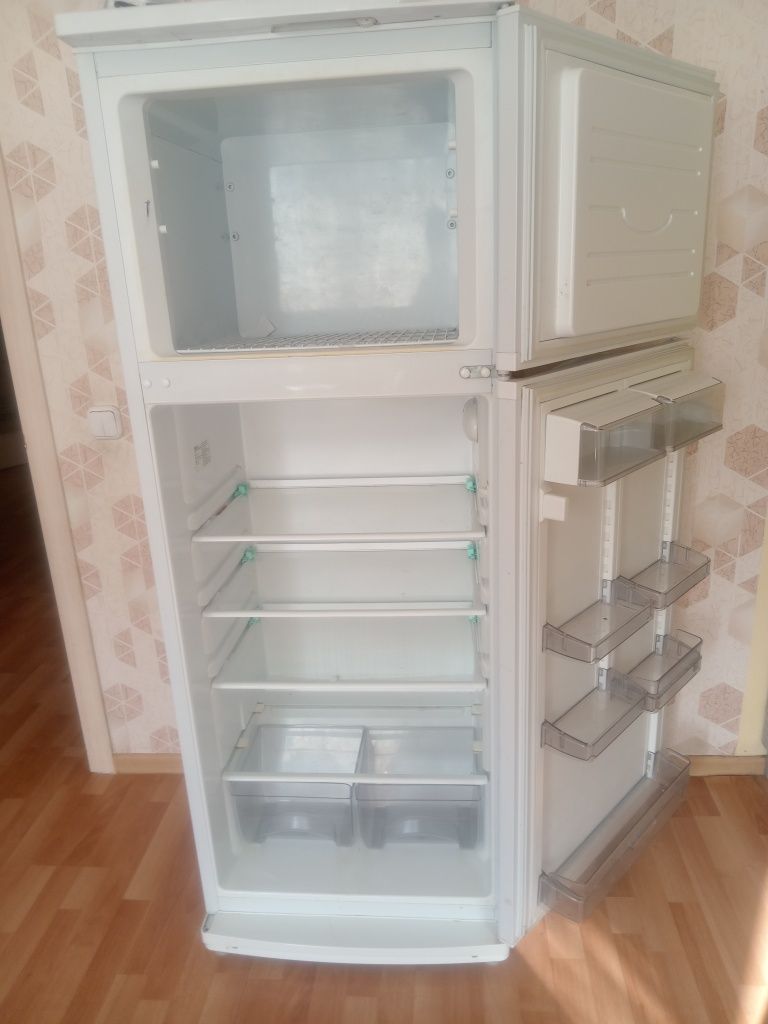 Холодильник б/у почти новый