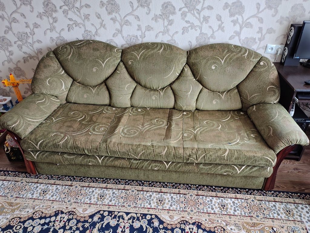 Продам диван в удовлетворительном состоянии.