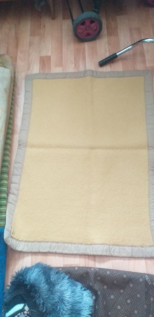 Продам ковёр 2,20 на 1,80 за 3500 тенге ,коврик для ванной за 500 тенг