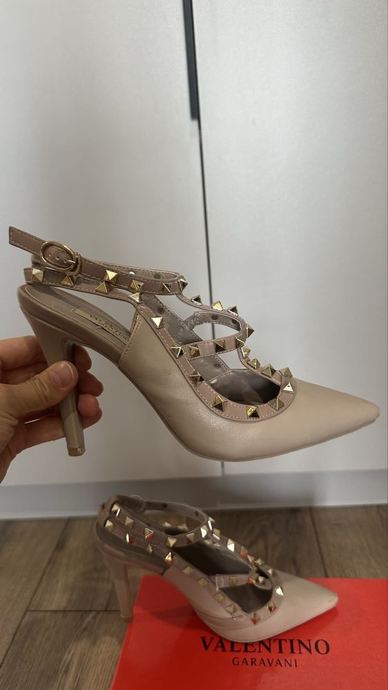 Босоножки Valentino бежевые