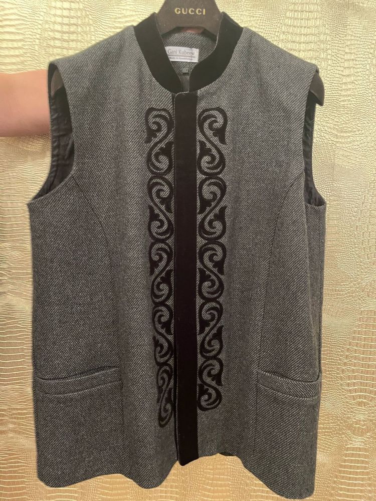 Продам женский камзол,чапан,жилетку.
