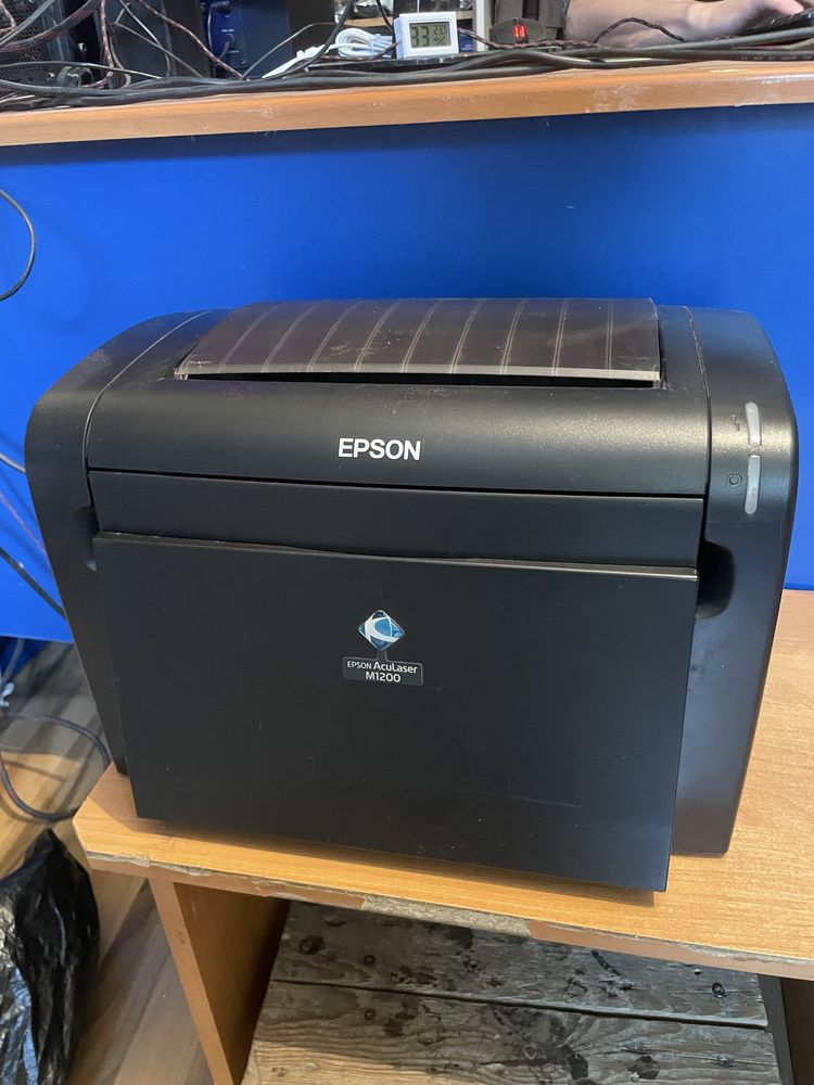 Принтер Epson Aculaser M1200 в рабочем состоянии