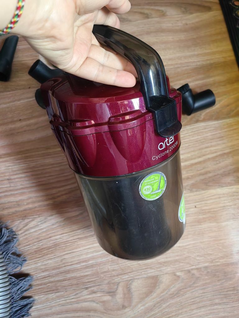 Продам щетку для пылесоса Artel. Насадки, шланг, трубку, корпус, колёс