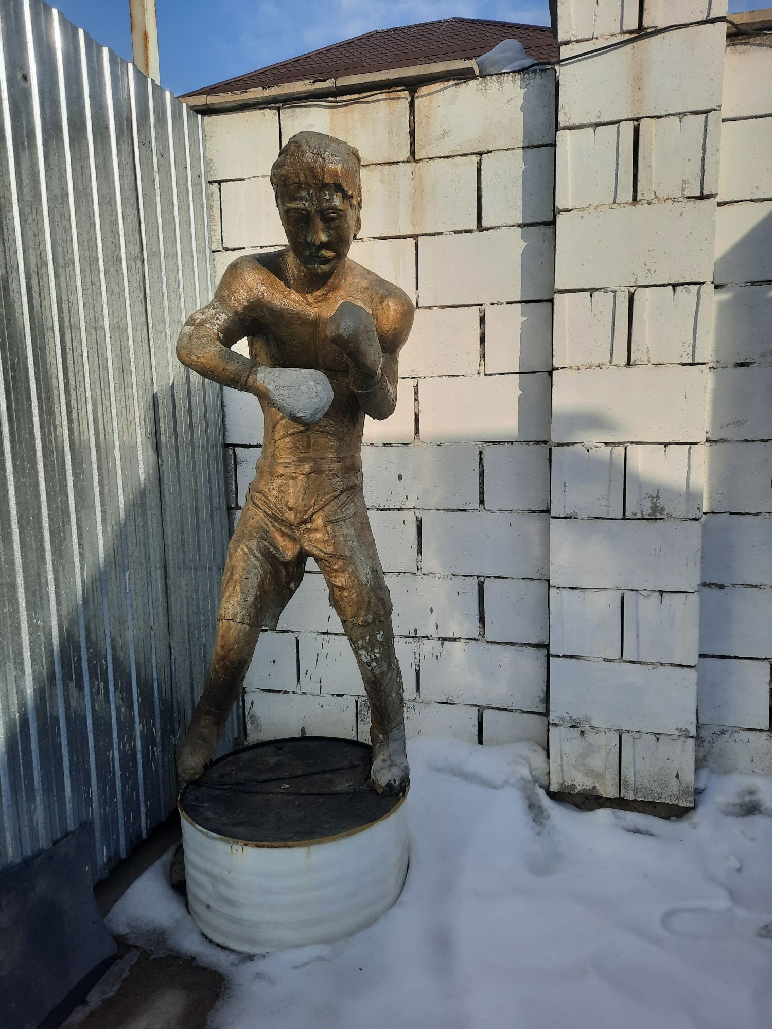 Скульптура боксер