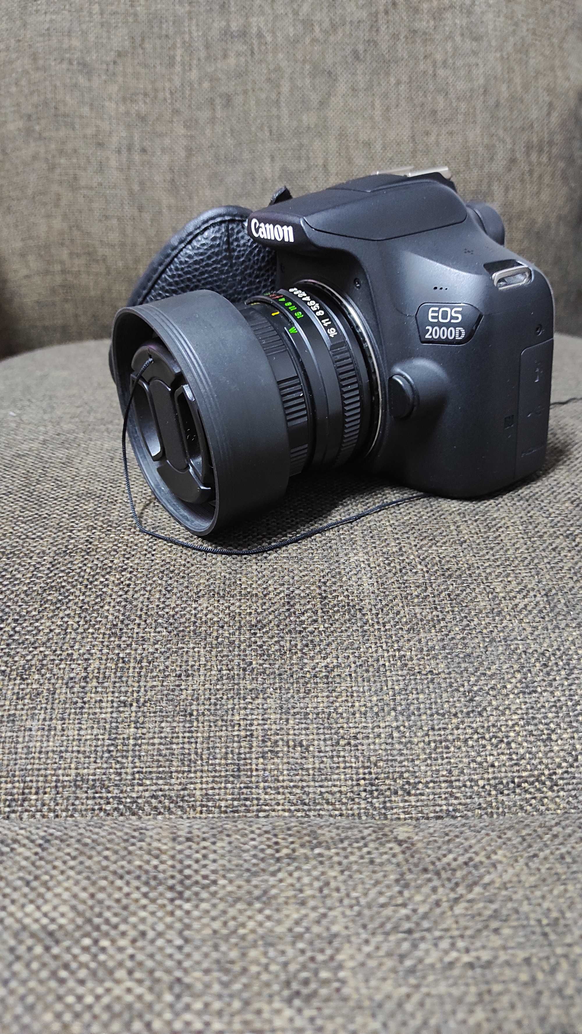 Canon 2000D и комплект сопутствующих аксессуаров.