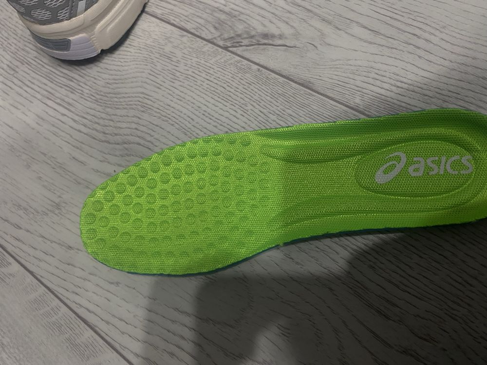 продам кроссовки asics