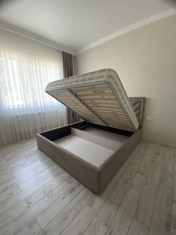 Кровать с матрасом