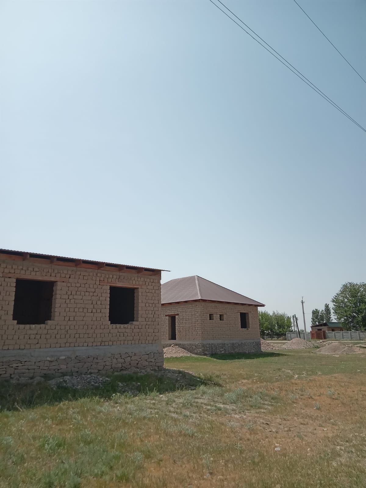 Аймантобе ауылы 12/5 уй кришасы жабылган толык битпеген сатылады 10сот