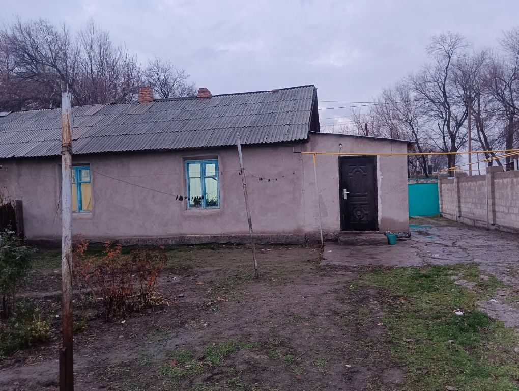 Продается дом.Срочно 8,500.000. Участок большой. Район залини тихи