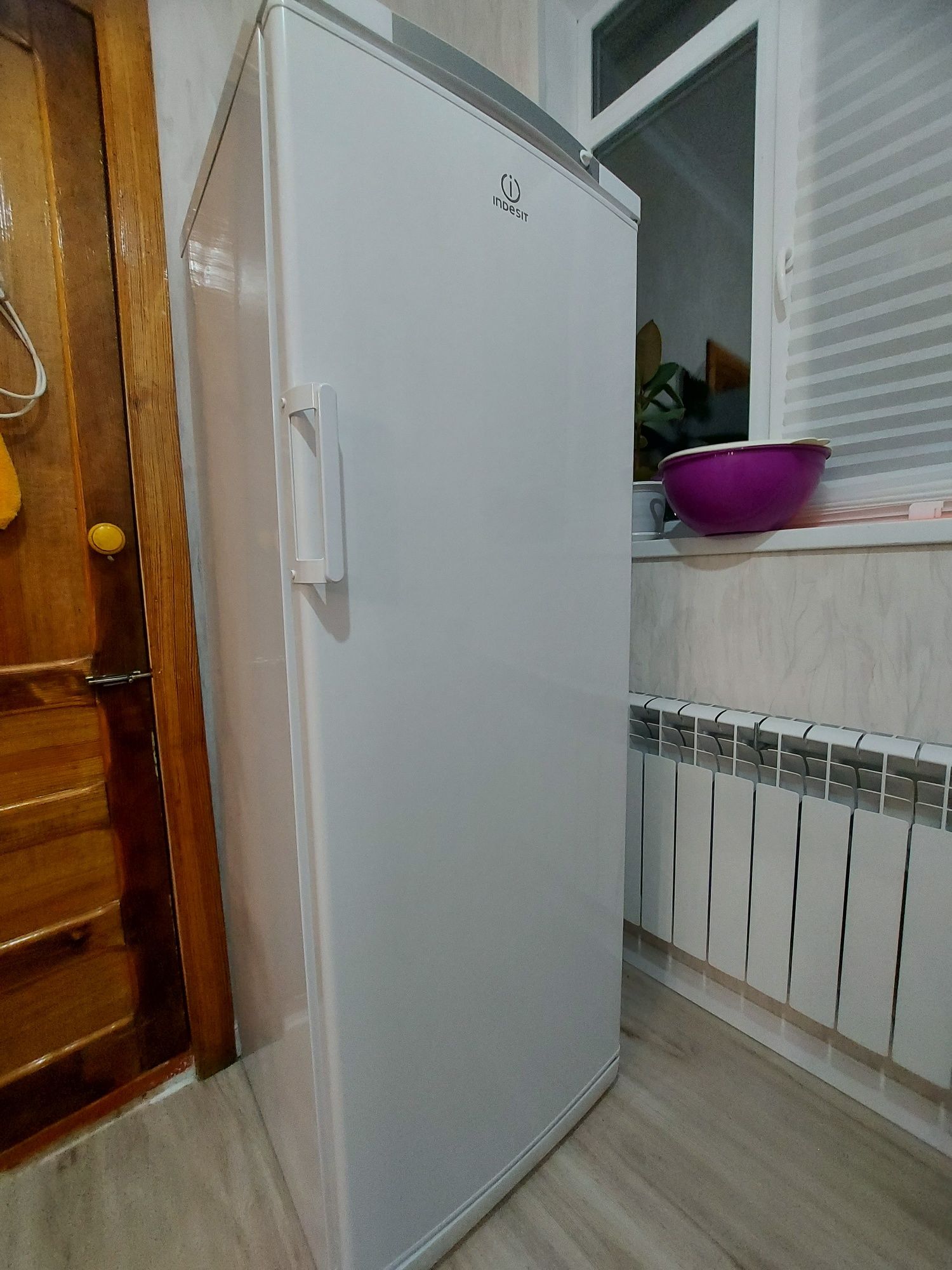 Продаётся морозильник Indesit