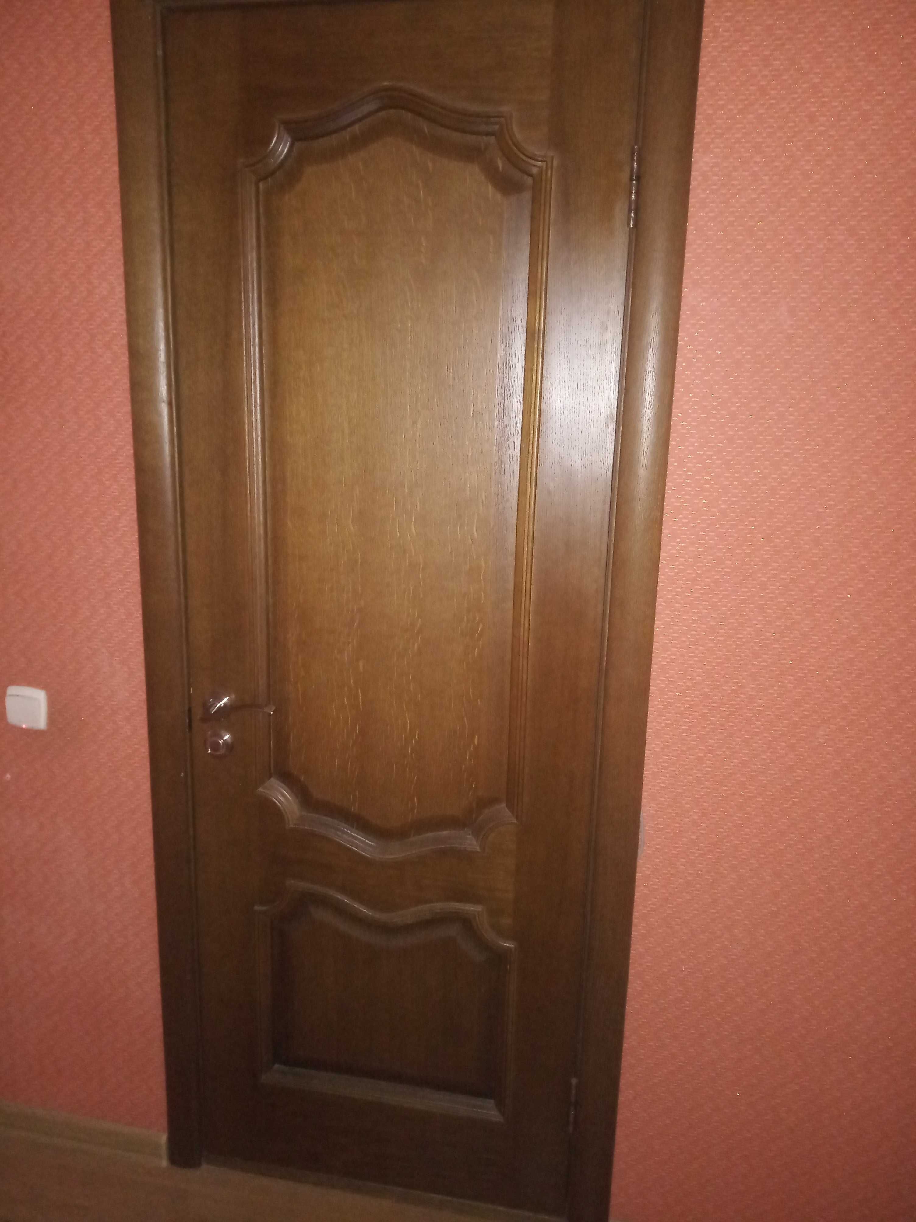 Двери межкомнатные, шпон. Добротные крепкие двери с ручками. На фото.