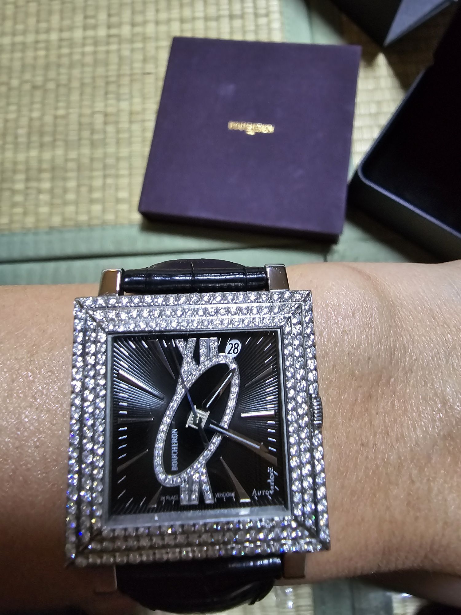 Часы наручные французского бренда boucheron.