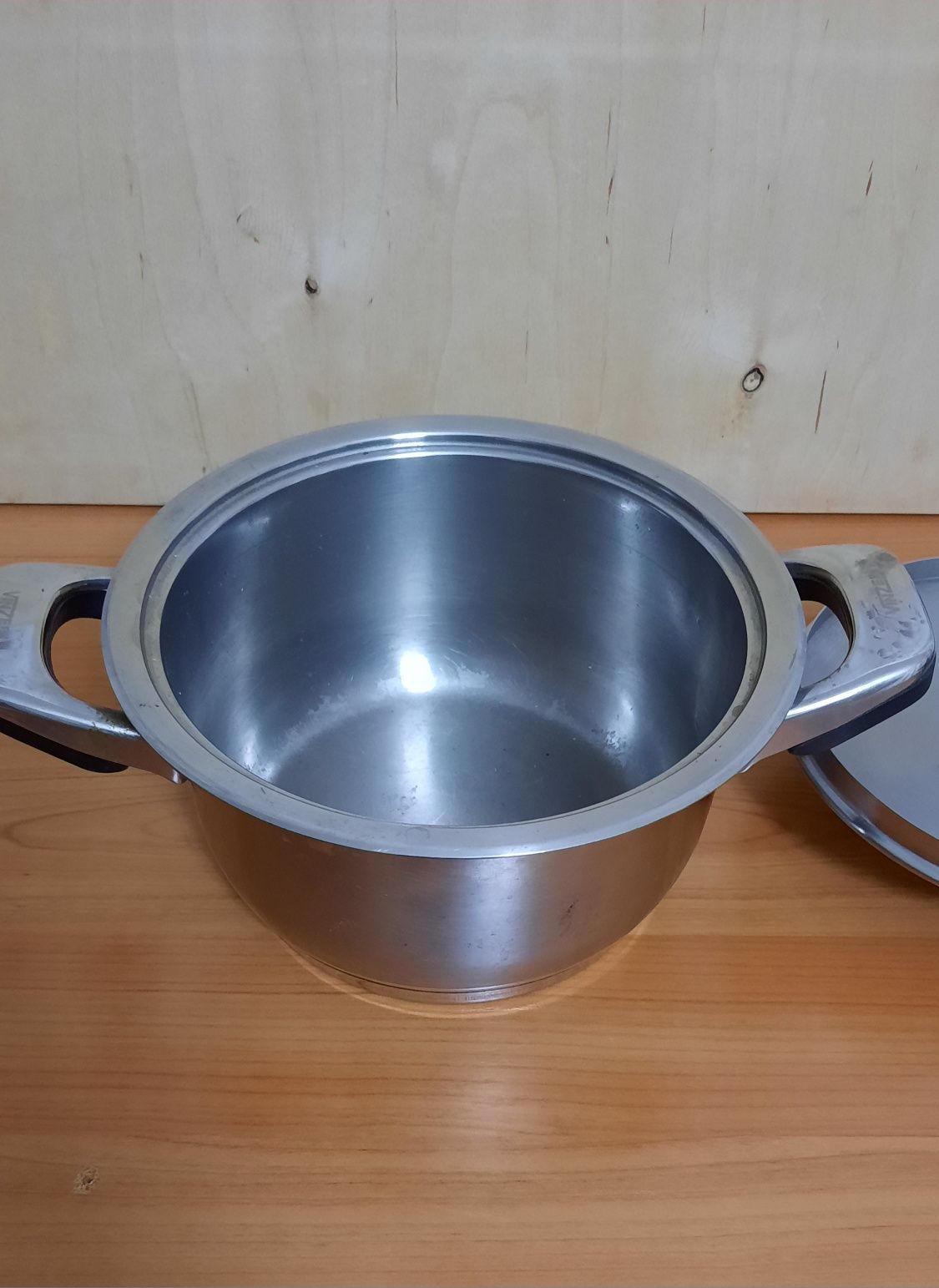 Кастрюля VINZER с крышкой. Б/у. Диаметр 21 см. Обьём 2,5 л.