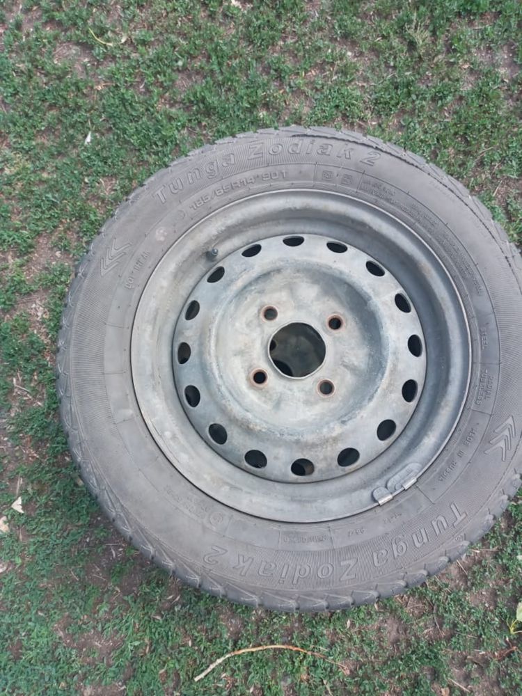 Продается 2 Шины nissan primera 185/65.14р