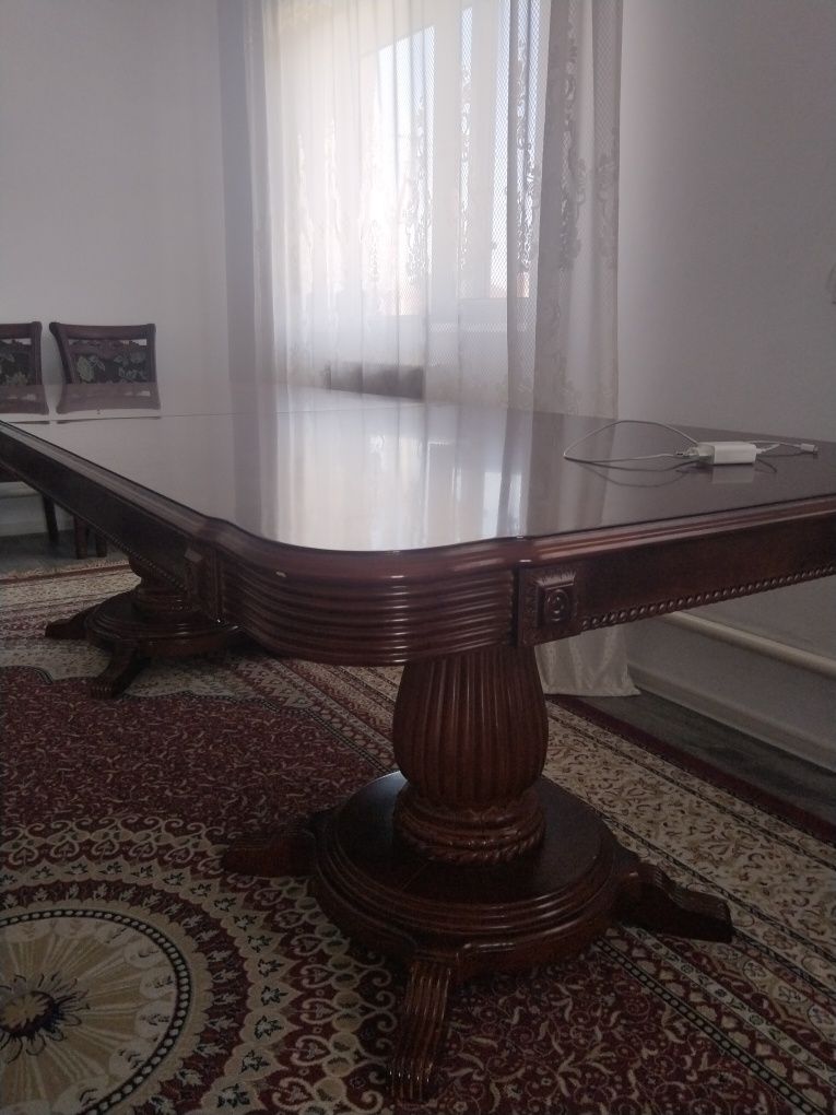 Стол гостевой из красного дерева