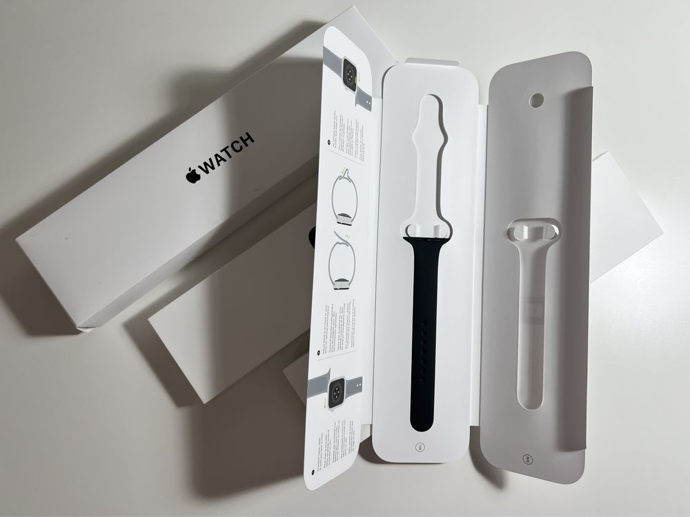 Apple watch SE 44mm, Space Gray Aluminium Case with Black Sport Brand.