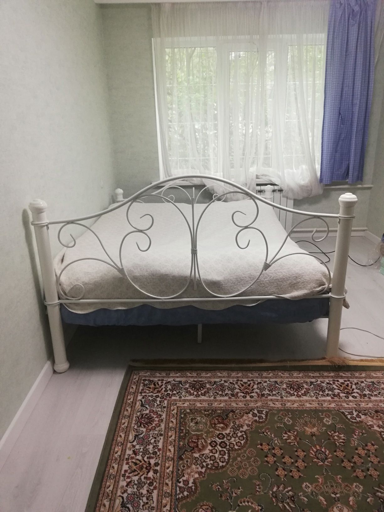 Двуспальная кровать на металлическом каркасе