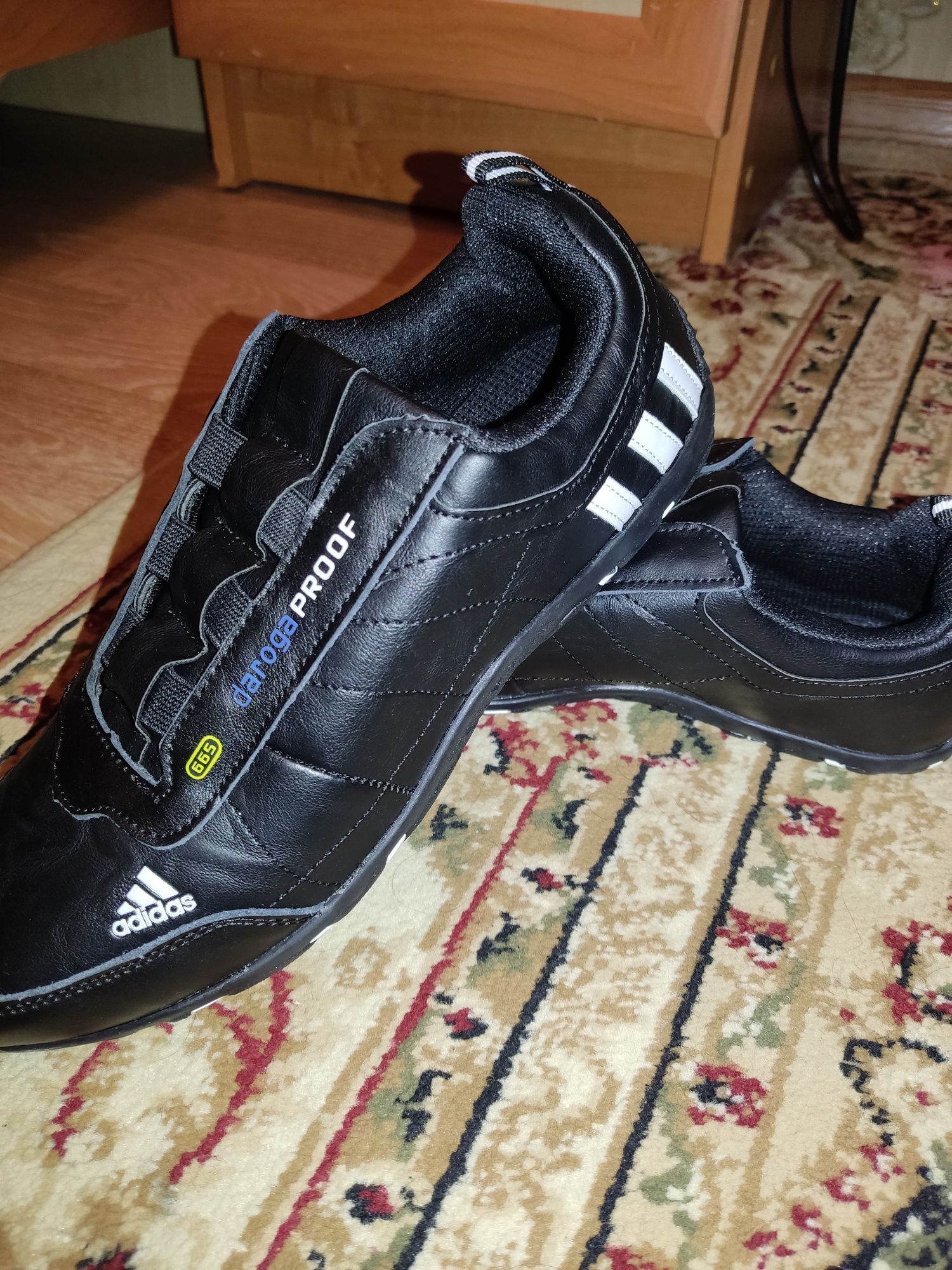 Продам кроссовки Adidas