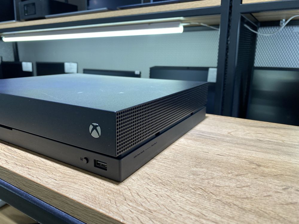 XBOX One X, 1 TB, 4K Ultra HD, HDR, 2 джойстика, 2 диска, 10296/А10
