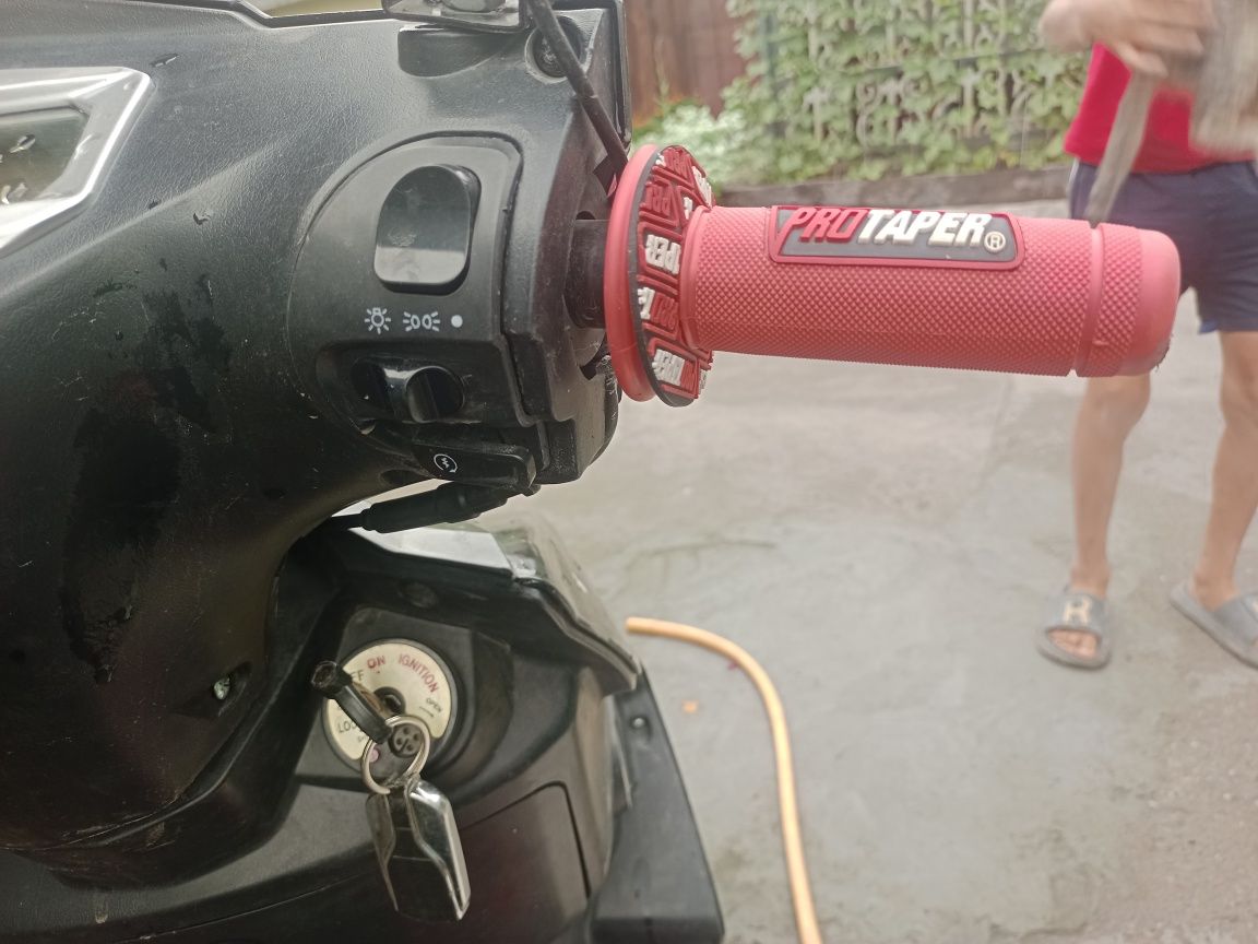 на продаже мопед