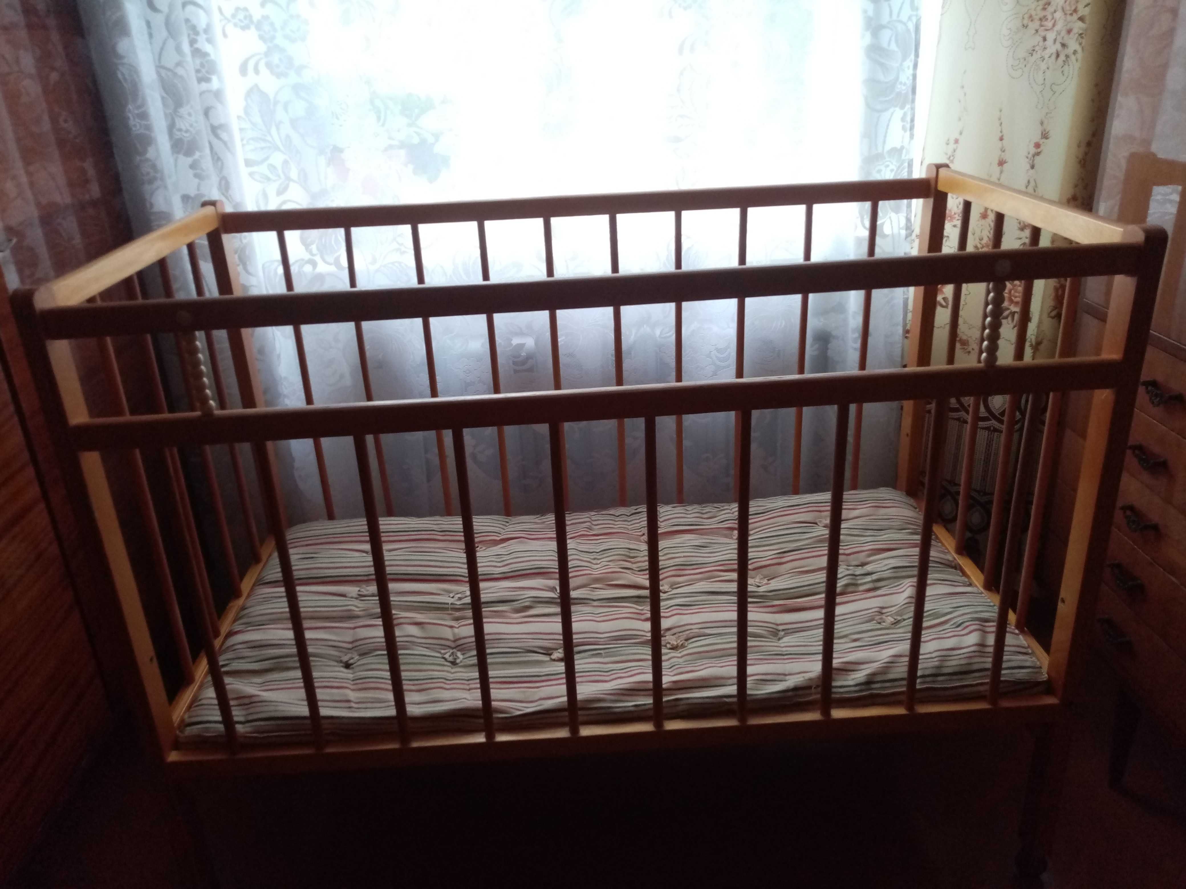 Продам детскую кровать с матрасом. Состояние отличное Оплата наличными