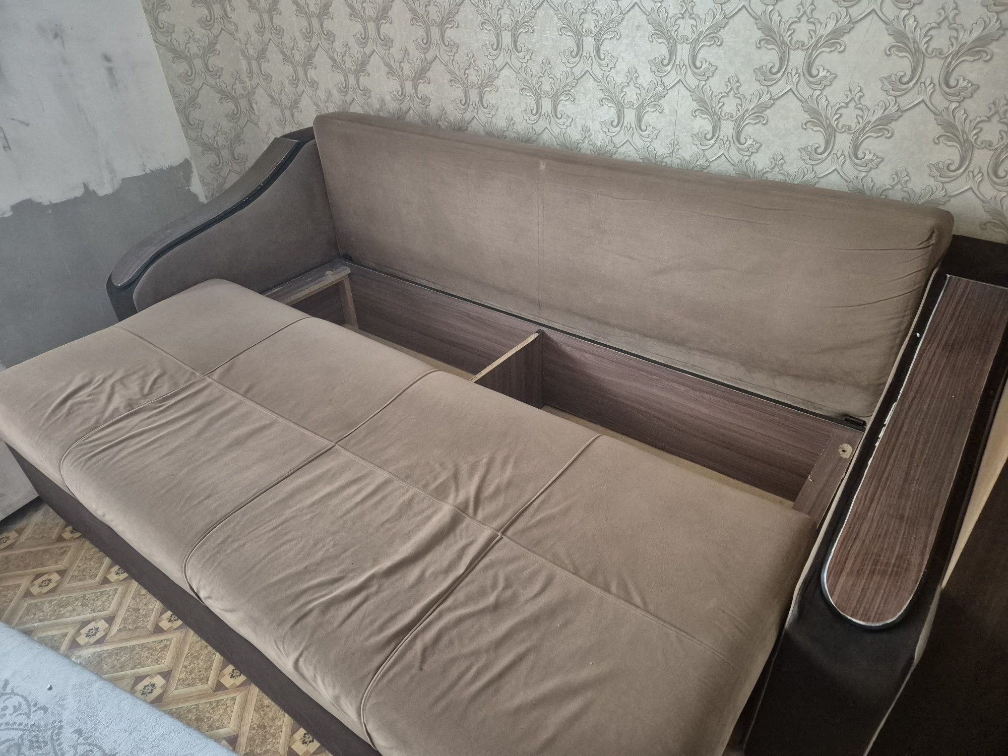 Продам диван срочно в отличном состояний