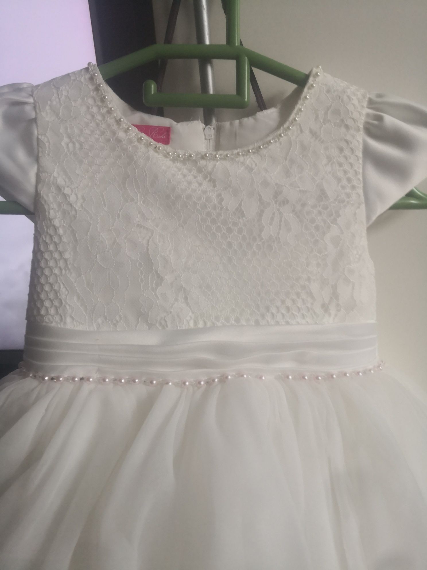 Продам платье для девочки  на 5-6 лет, нежное, белое. Кружевное