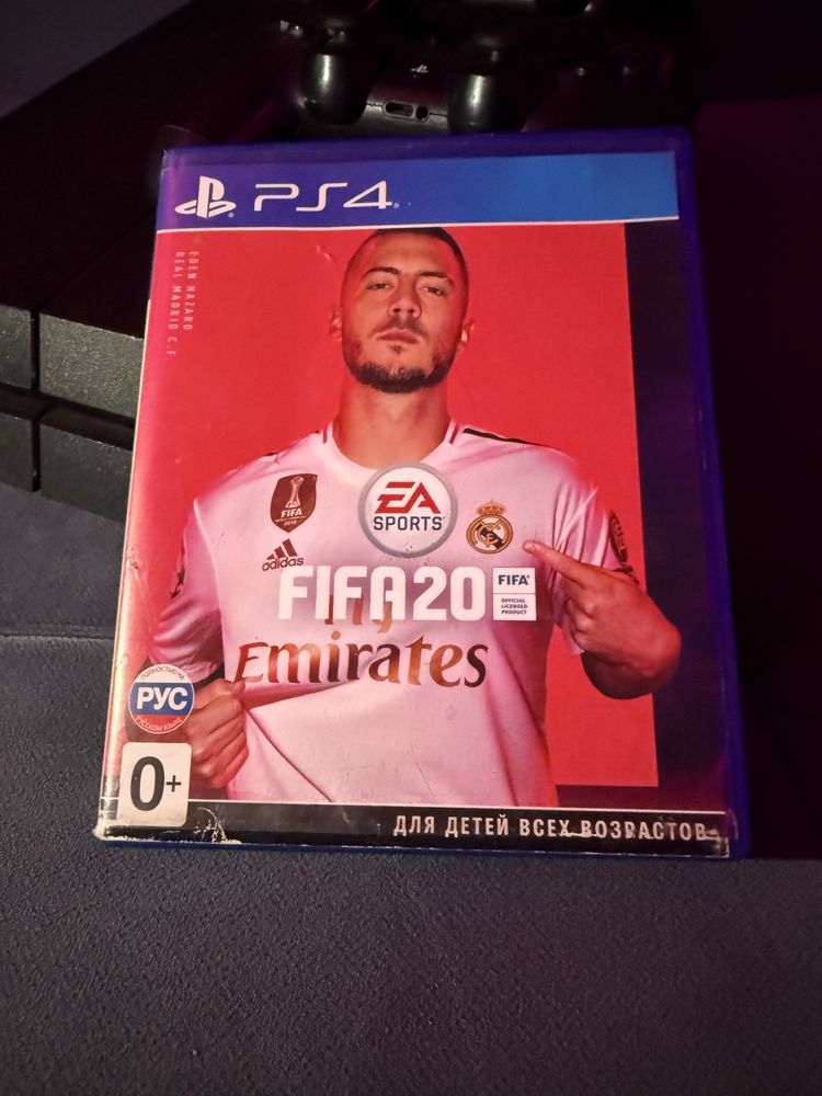 Продам PS4 512gb в хорошем состоянии с двумя джойстиками