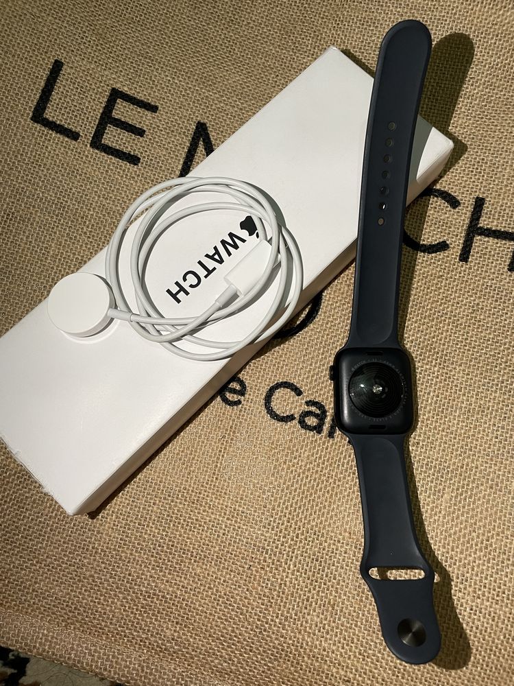 Apple Watch SE 44 мм черный(2024)
