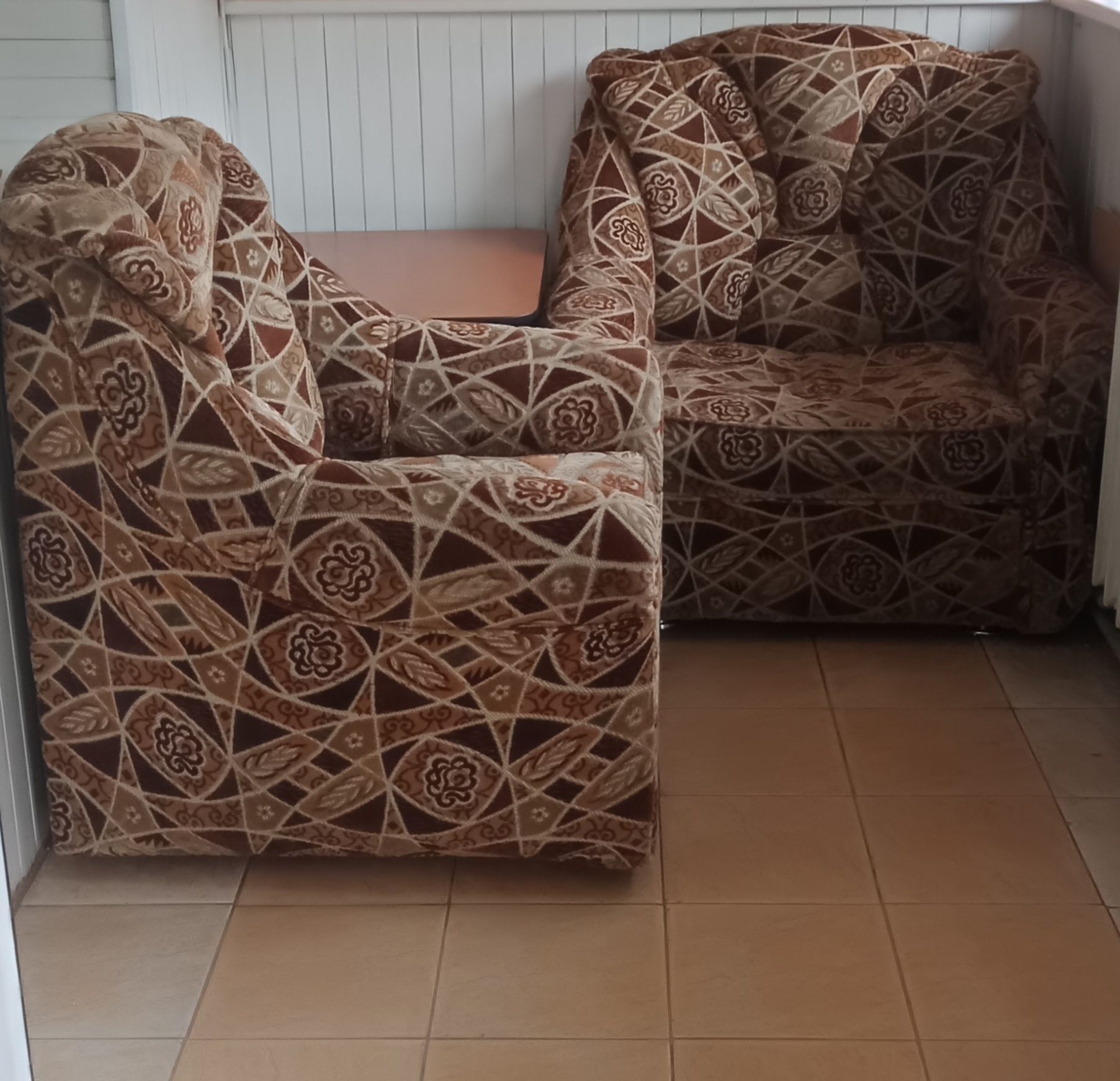 Продам диван( раскладной) , 2 кресла и угловой пуфик.