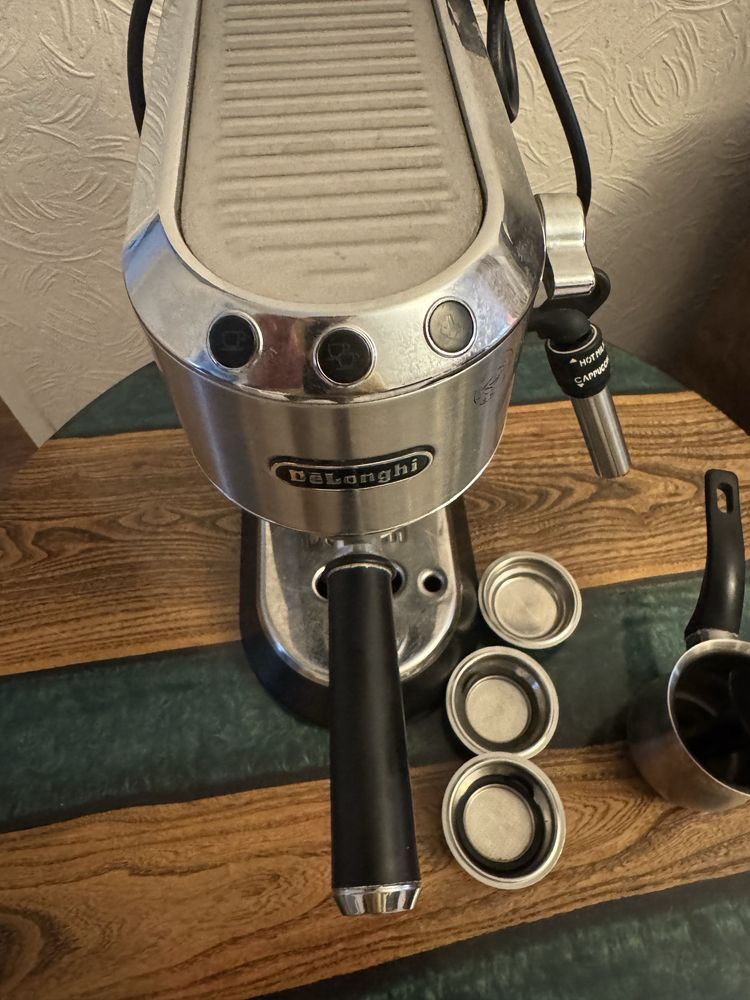 Кофеварка Delonghi EC685.BK
