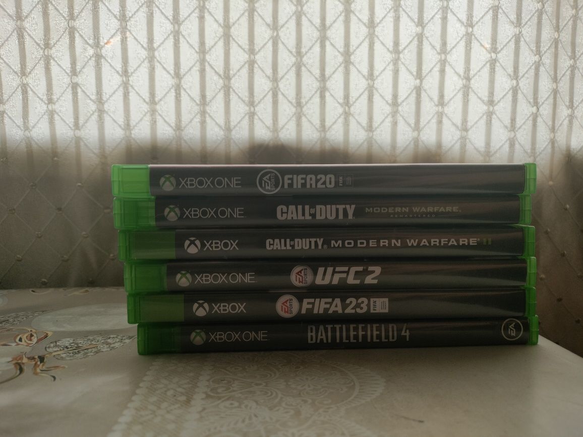 Xbox one, один джойстик и несколько дисковых игр