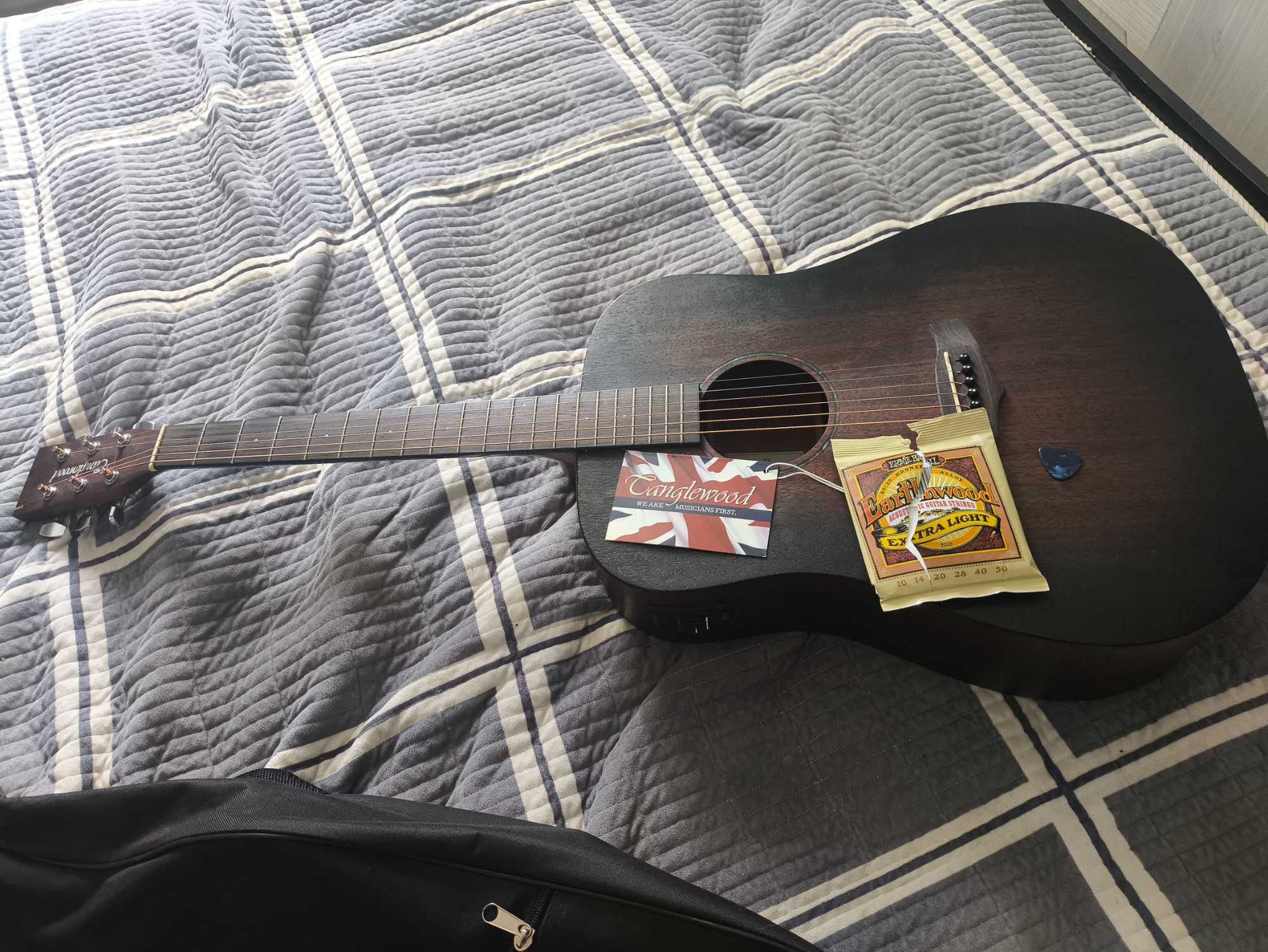 Продам гитару Tanglewood Crossroads TWCR - DE  комбик в идеальн. сост.