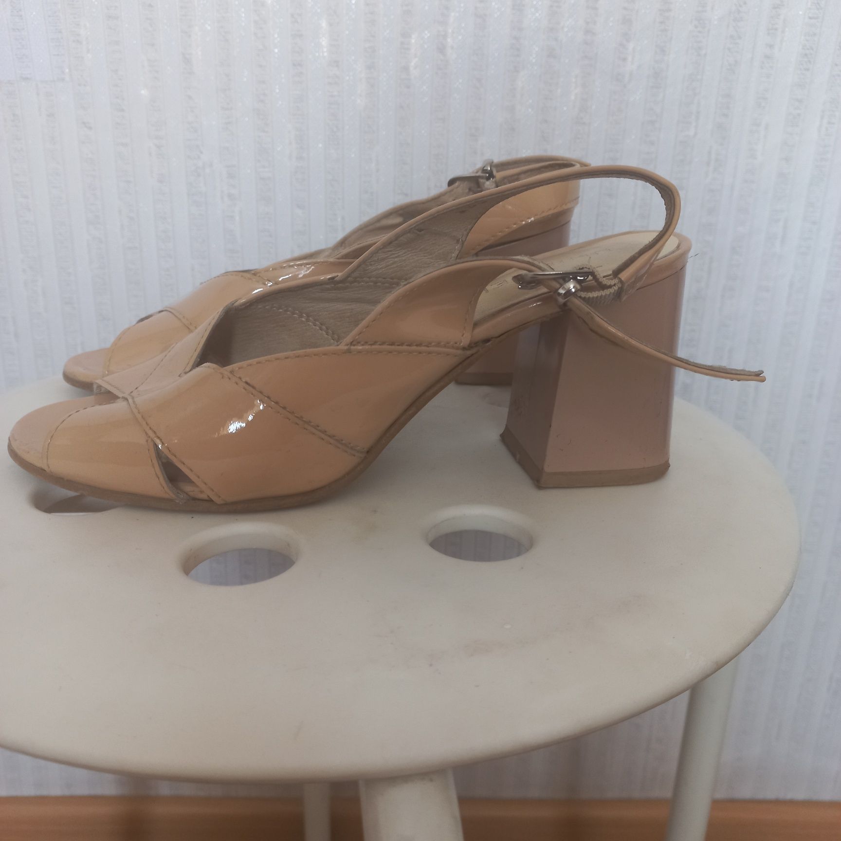 Продам женскую обувь