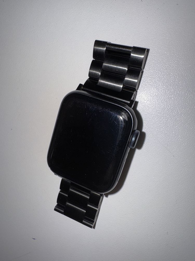 Продам Часы apple whatch se 23 года 40мм.