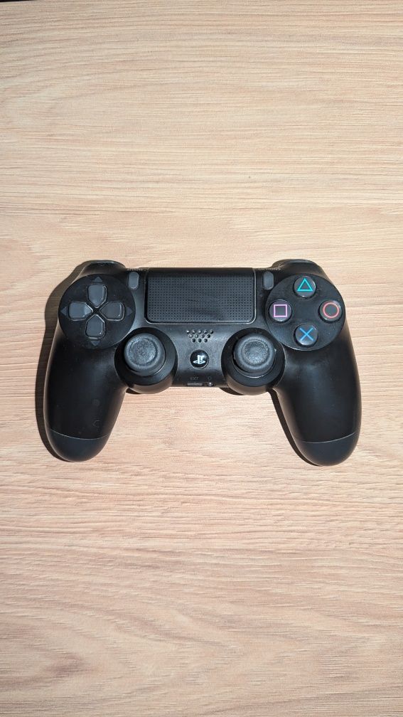 Sony play station 4 в хорошем состоянии +2 игры