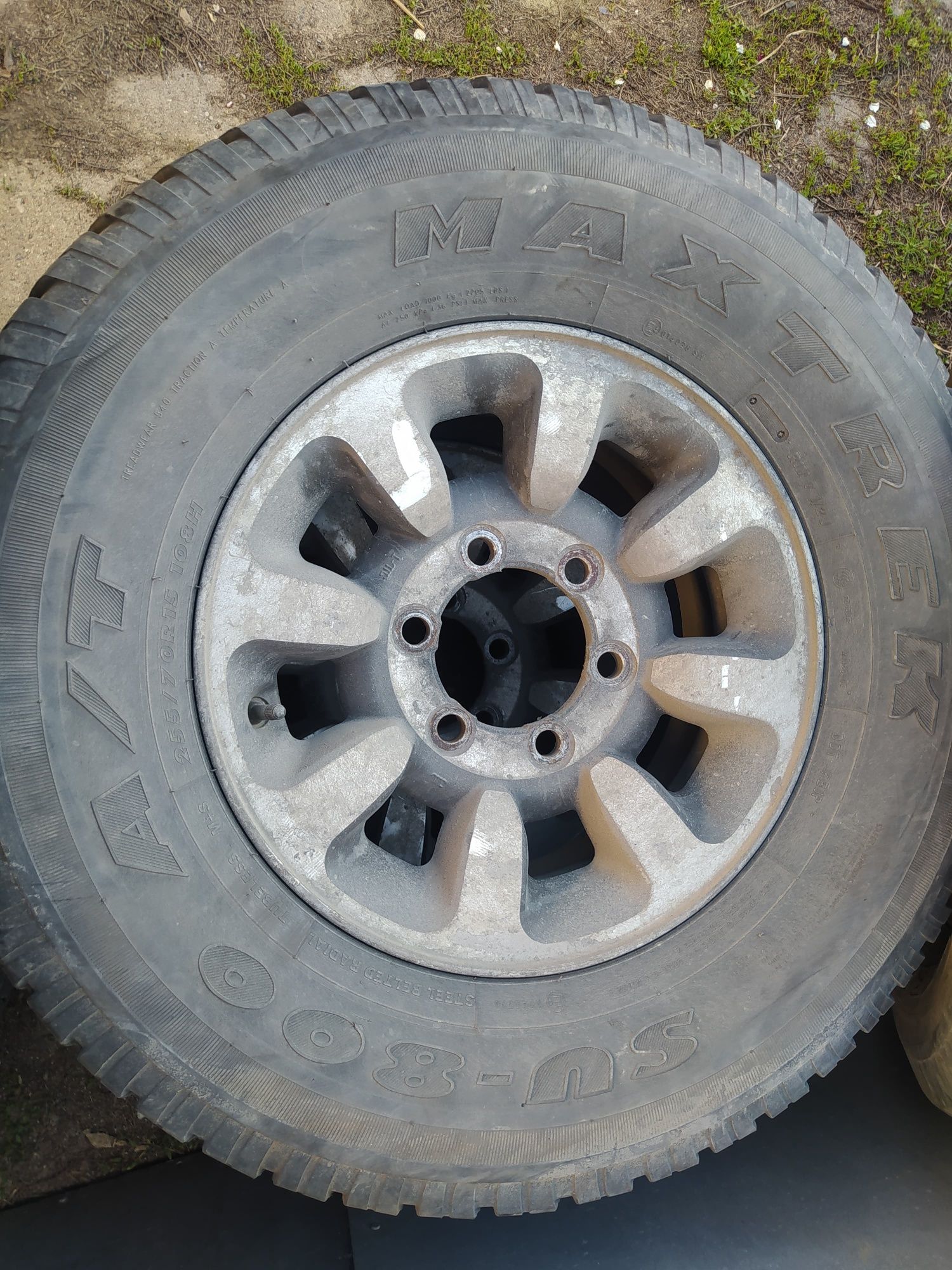 255/70R15 maxtrek maxxis