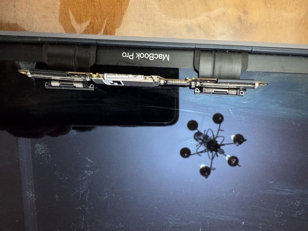 Продам MacBook Pro 13 A1706 в идеальном состоянии, ssd 512 на запчасти