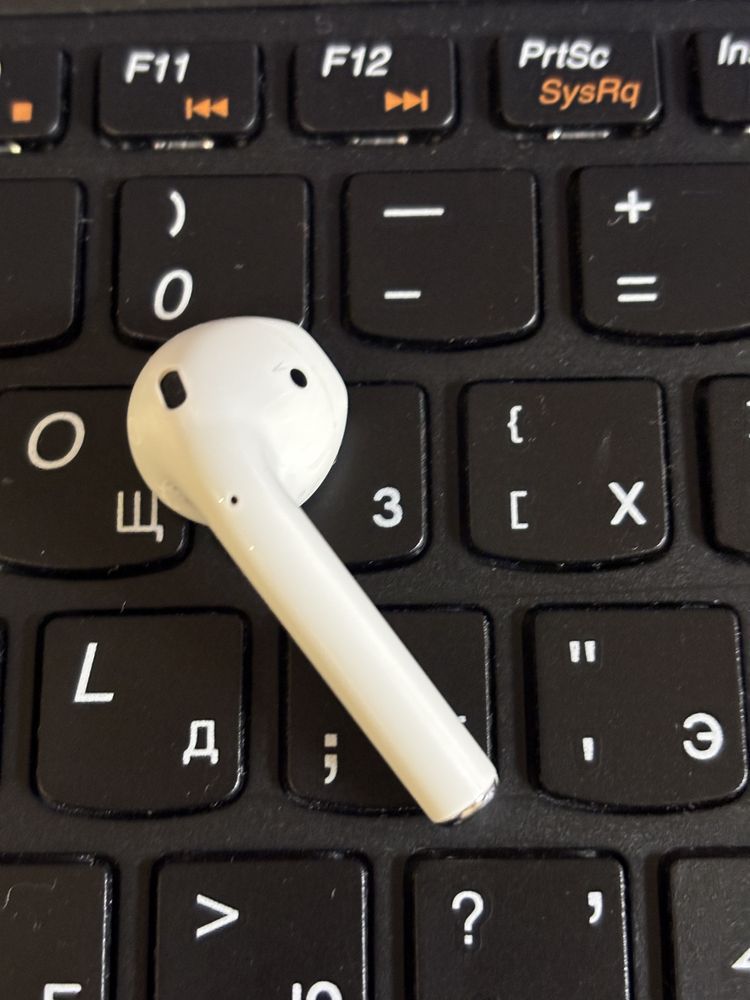 Продам правый наушник AirPods