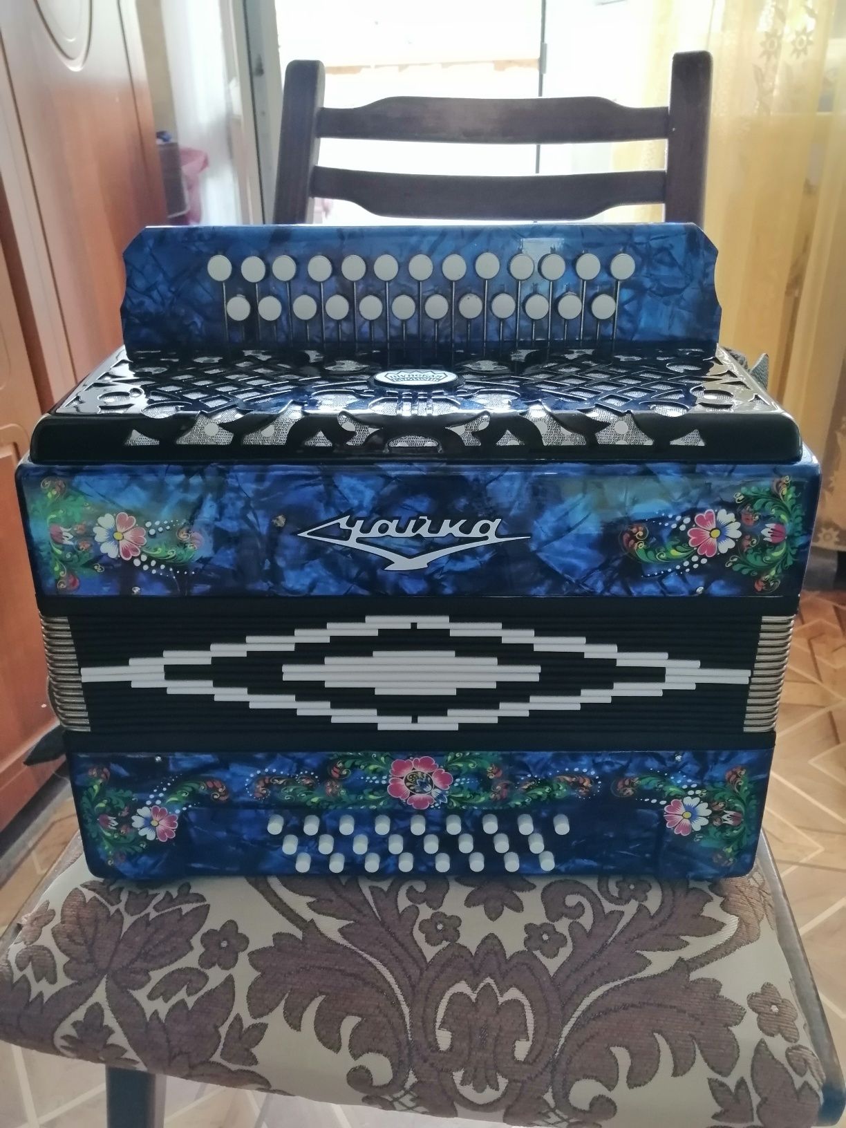 Продам гармонь чайка