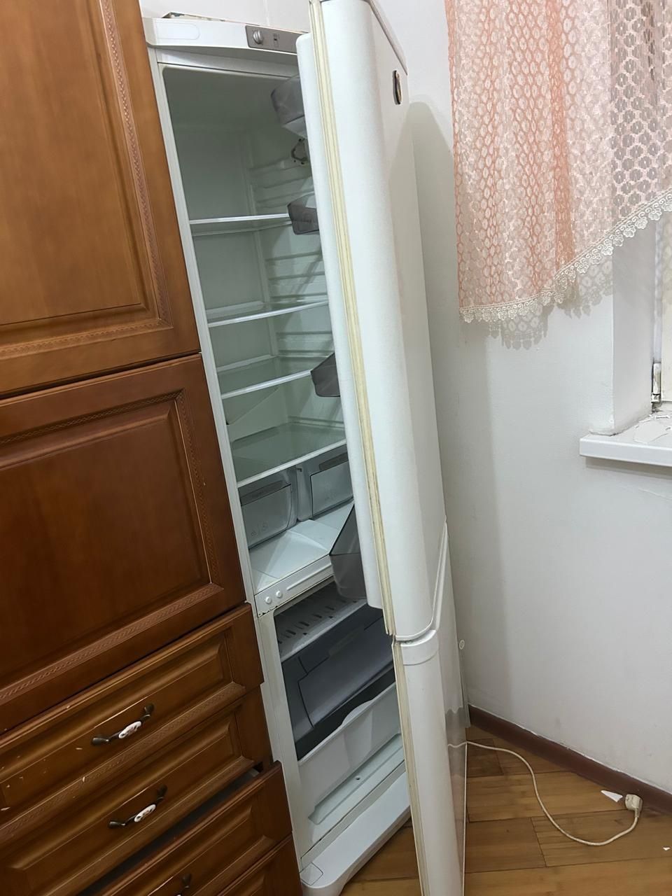 Продам холодильник Ariston, отличное состояние. Срочно