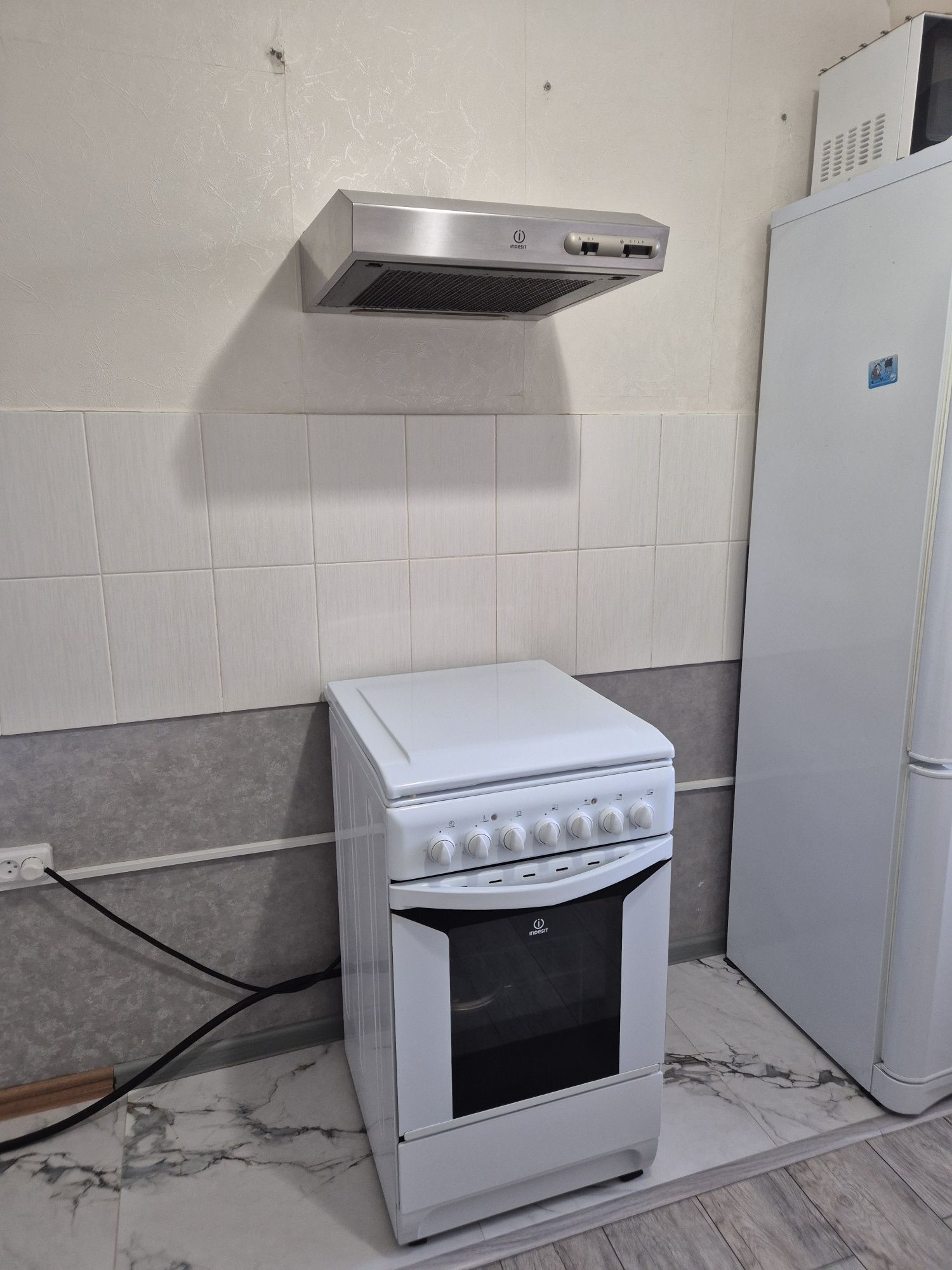 Продам газовую плиту Indesit