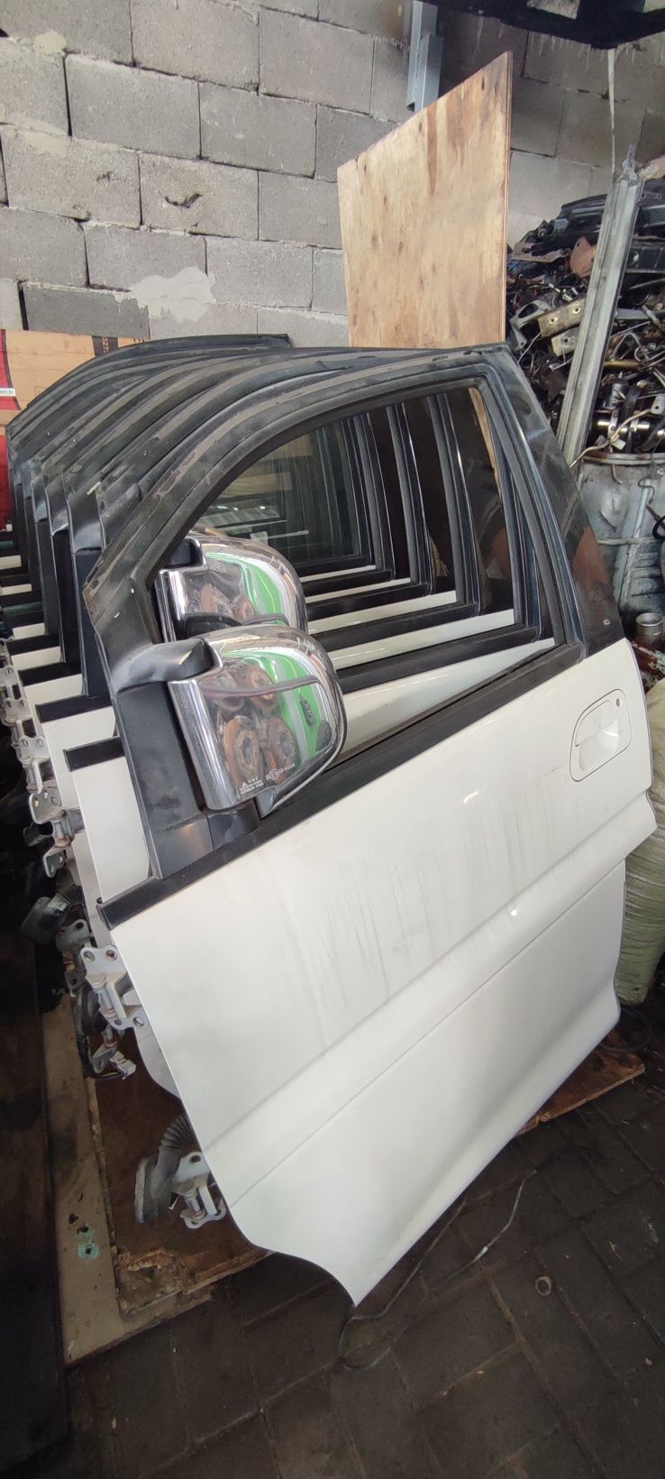 Дверь передняя Mitsubishi Delica булка