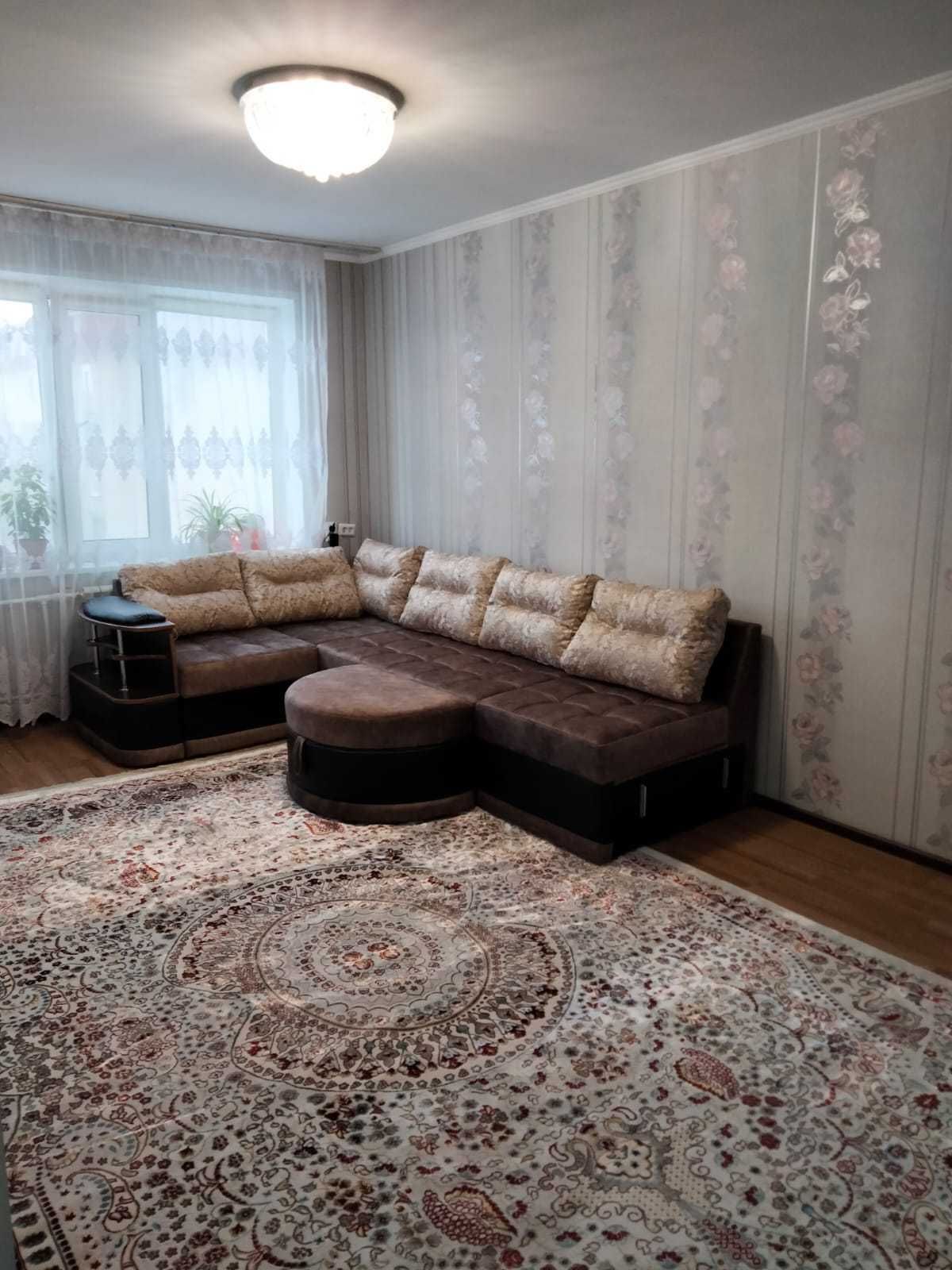 Диван,қонақ бөлмеге,күтіп ұсталған,таза,жұмсақ