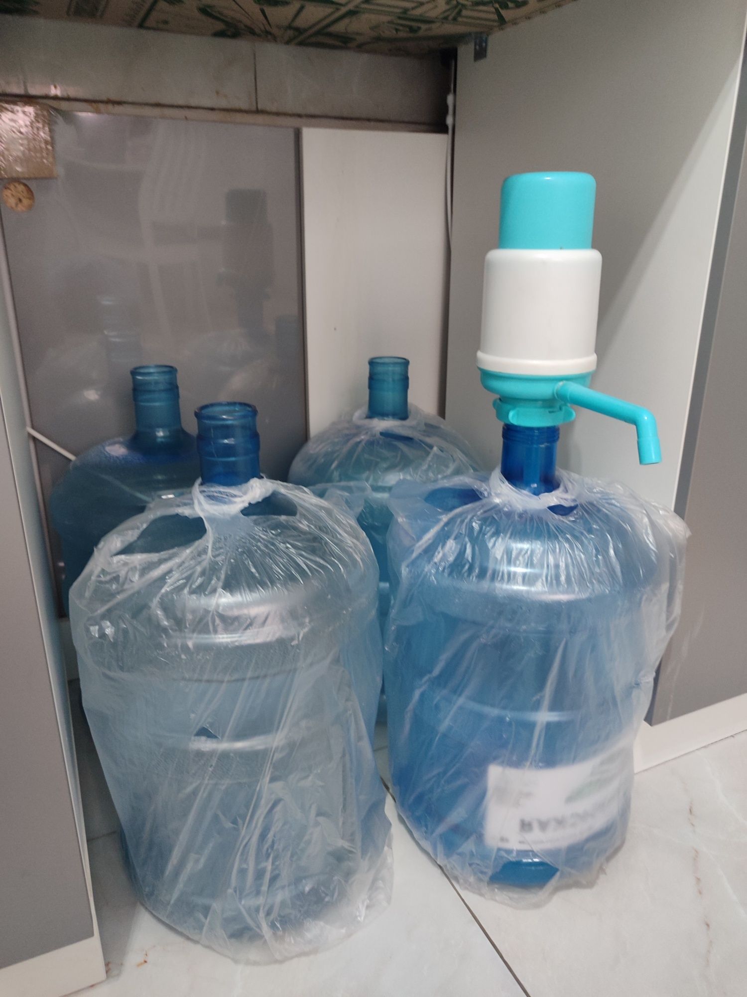 Продам бутыли 19 л, помпу